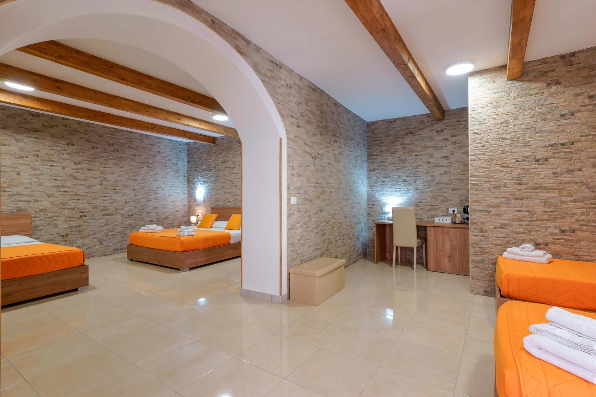 Domos La Corte Ghibellina Guest house